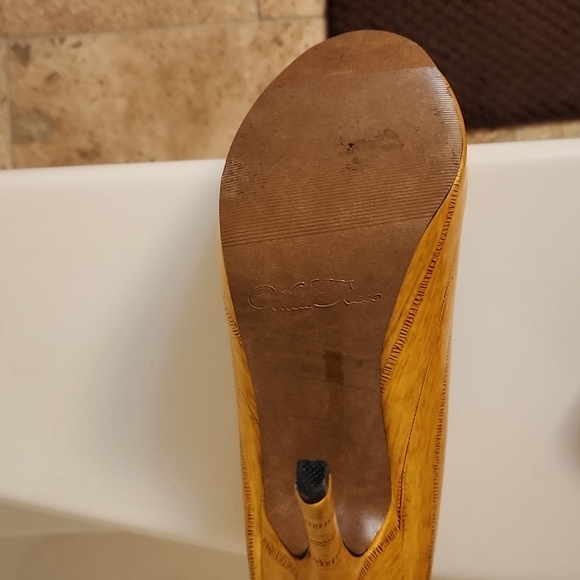 Peek a Boo Heels - Picture 3 of 4